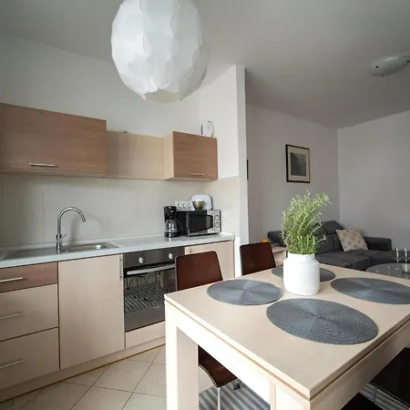 公寓 Serene Coastal Retreat For 3 In *