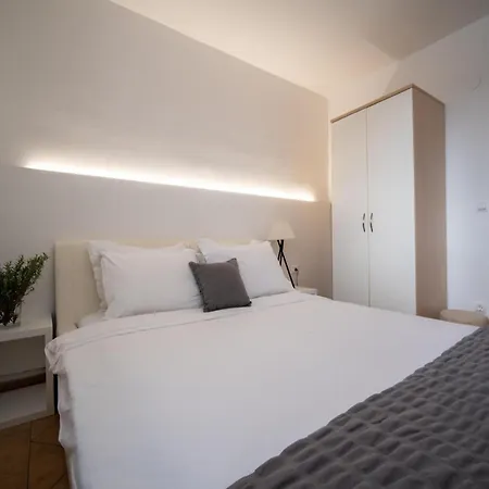 公寓 Serene Coastal Retreat For 3 In *