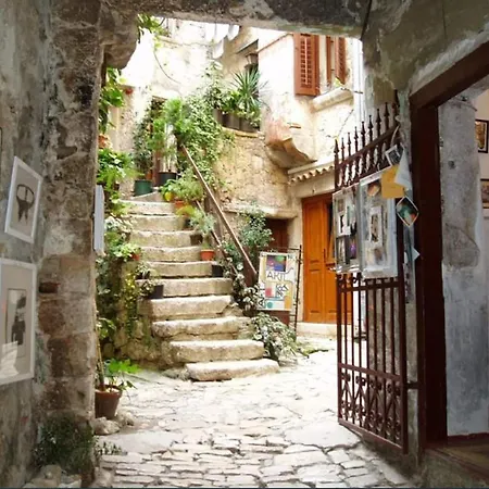 Serene Coastal Retreat For 3 In Rovinj *