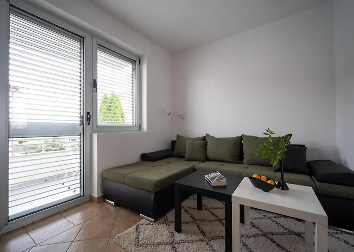 Serene Coastal Retreat For 3 In Ρόβινι