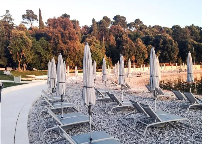 Serene Coastal Retreat For 3 In Διαμέρισμα