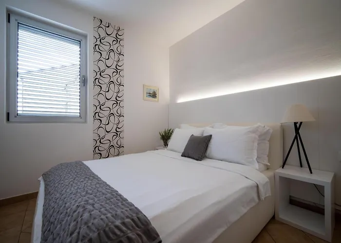 Serene Coastal Retreat For 3 In Διαμέρισμα Ρόβινι