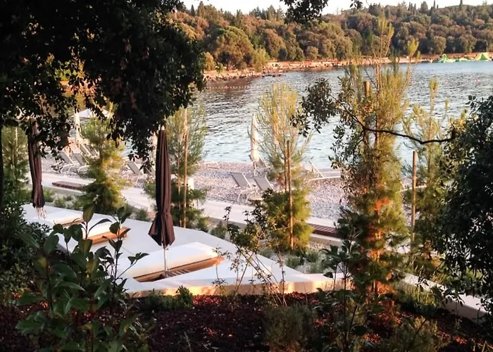 Serene Coastal Retreat For 3 In Ρόβινι