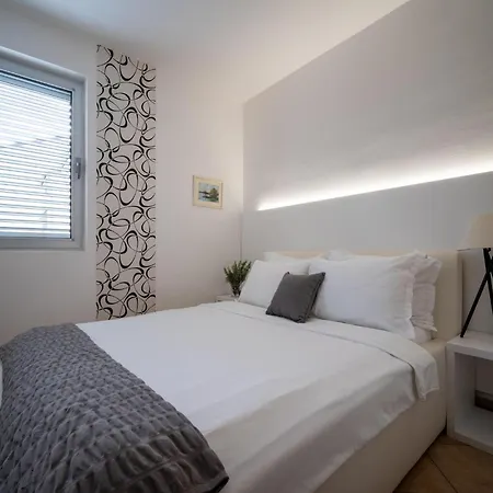 Serene Coastal Retreat For 3 In Apartman Rovinj